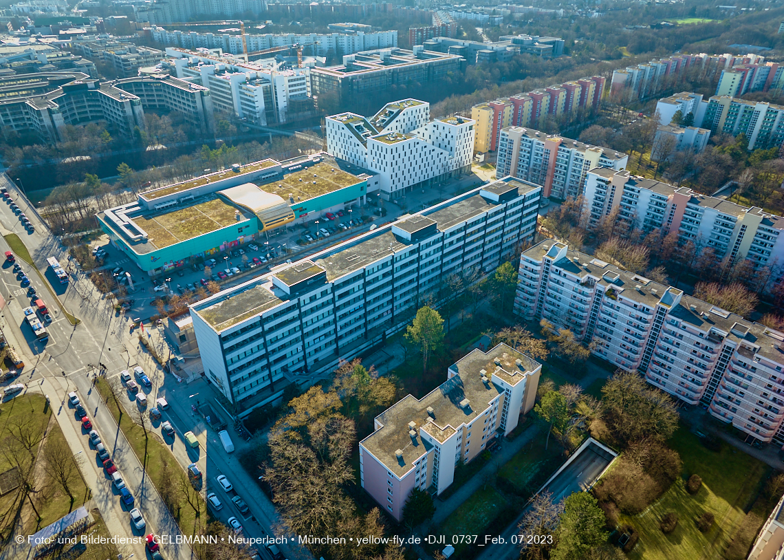 07.02.2023 - Luftbilder von der Montessori Schule im Plettzentrum Neuperlach